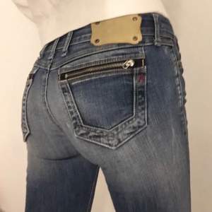 Lågmidjade replay jeans!💞 W27 L34 säljer då de var för små för mig som brukar ha W29. Midja 75 cm, innerben ca 85 cm. Köparen står för frakt! 