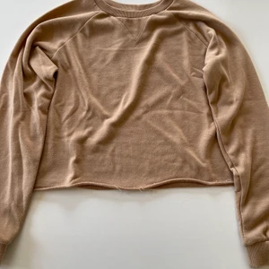 Beige tröja - Använd flera gånger. Bra skick på tröjan, köpt i polen