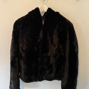Svart fluffjacka från only - Jackan är använd ett fåtal gånger och är i bra skick. Storleken är xs och den har en bra och normal passform. Säljer pga den inte kommer till användning. För mer info kontakta. Säljer för 150 och frakt tillkommer❤️