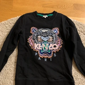 Kenzo tröja storlek xs  - Kenzo tröja i bra skick men ett litet hål i armen därav priset