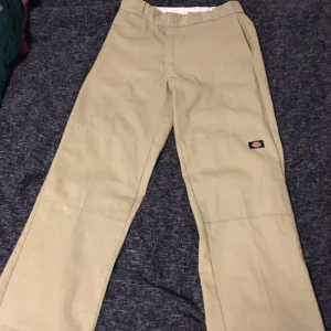 Dickies double knee - Baggy Dickies. Lite slitna längst ner på ena benet. Har några små fläckar, skriv för bilder