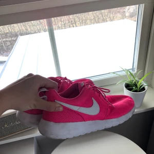 Skrikrosa nike skor - Säljer mina fina skrikrosa Nike sneakers! 💖 så fina nu i vår och sommar då dom verkligen poppar! Dom gör en lite tråkig outfit rolig så lätt! Lite fläckar som jag försöker få bort innan jag postar såklart. Har tyvärr ingen låda till dom.💖💖💖 frakt tillkommer