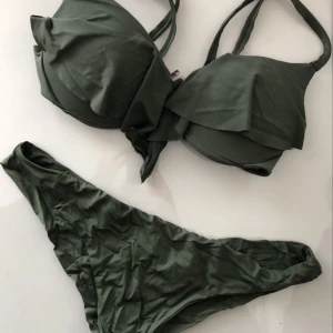 Bikini calzedonia - Snygg bikini med volang från calzedonia. Denna sitter superfint och har push up i överdelen. Underdelen är en ”brazilian” modell och sitter väldigt snyggt den med. Att de är så skrynkliga beror bara på att de torkat fel efter tvätten, men detta löses med en ny tvätt och fixas innan försäljning💕lappen för storlek är bortklippt men den sitter som en s💕💕