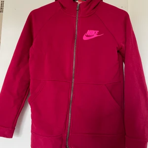 Nike huvtröja  - Storlek Barn XL men jag är xs/s själv och den passar perfekt till mig :)