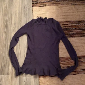 Stretchig topp - Fin blågrön topp, köpt secondhand men i bra skick. Den är i strl 36 men är i stretchiga material så passar storlekar över och under :)