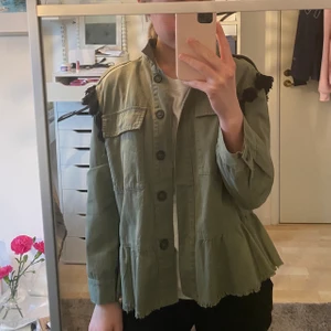 Zara grön jacka  - Säljer denna gröna superfina jacka som faktiskt är köpt på plick, men ursprungligen från Zara. Den är vekrligen så fin men inte min stil längre. Den är storlek S men passar även XS/M. Hör av er vid fler frågor 💕💕 kan även sänka priset vid snabb affär 