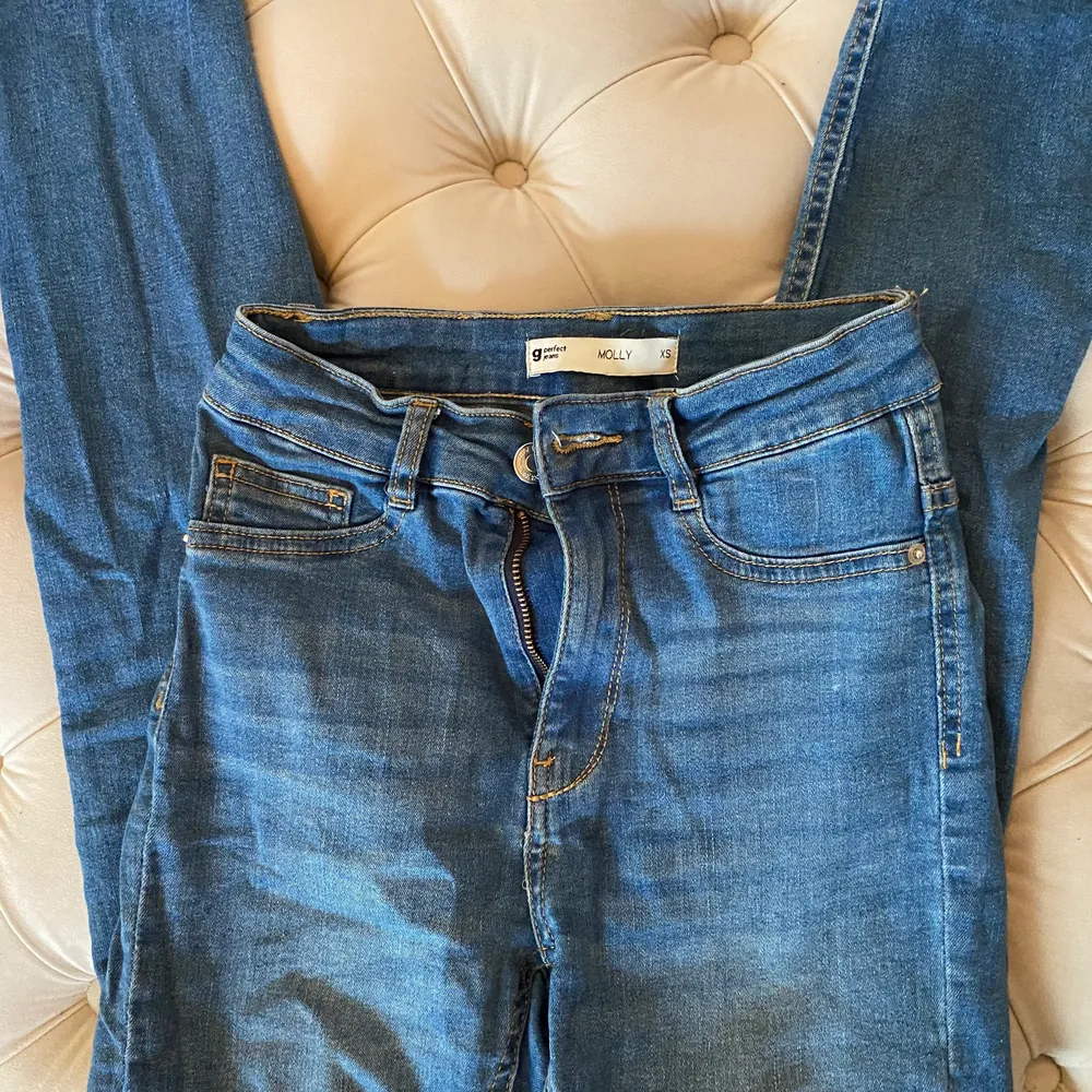 Fina ljusblåa jeans från Gina (Molly modell) fint skick. Storlek XS. 150kr. Jeans & Byxor.