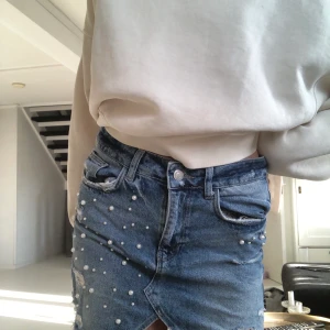 Kjol - Jeans kjol från Zara med pärlor som gör kjolen extra snygg! Den är i bra skick och i storlek S, men den är något för kort för mig som är 165 och i vanliga fall har s i kjolar💓 köparen står för frakten❣️ buda i kommentarerna❣️