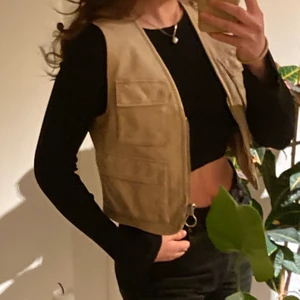 Väst - Riktigt snygg väst från Urban Oufitters! Helt oanvänd och köpt för 610 DKK. (Prislapp finns kvar). Riktigt nice att ha i vår och göra snygga outfits med. 