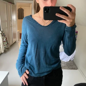 Blå Zadig tröja med tryck  - Säljer denna tröja från Zadig med tryck där bak, tyvörr ett litet hål i vänster arm. 