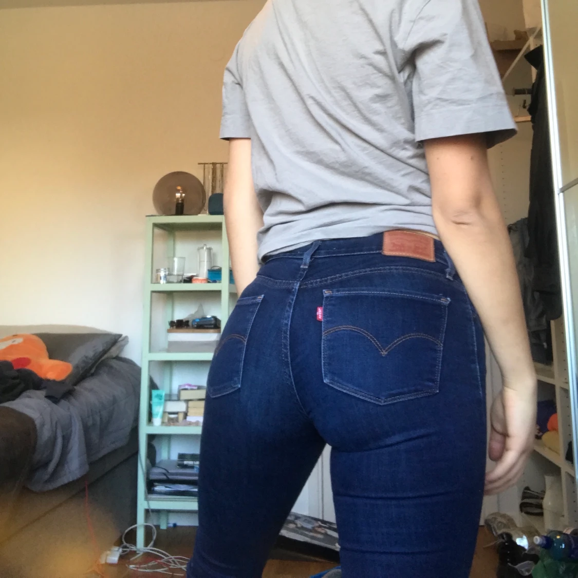 Mariblå bootcutjeans från Levis  - 90