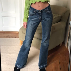 Lee jeans - Lägger upp annonsen igen pga en tönt som va oseriös med sitt bud🙄 Sitter perfekt i midjan på mig som brukar ha w27 i lågmidjat. Assnygga och jättefin kvalité🤩🤩 Dock slitningar längst ner, kan skicka bild vid intresse.👍🏼 (OBS: Om du lagt bud kan du INTE dra dig ur! Jeansen är dina när du swishat) Högsta bud: 390! Köp direkt: 500!