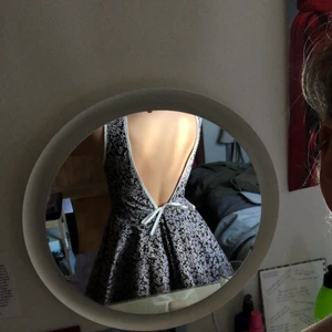 Blommig klänning  - Väldigt sommrig och fin klänning med blommigt mönster 🌸🌞 Skriv för mer bilder eller andra frågor!