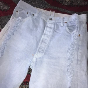 Raka ljusblå Levis jeans - Ett par högmidjade raka Levis jeans. Pastell / ljusblå. Fixade och sydda i därav låga priset. Knappgylf. Storlek M! Skriv för fler bilder/mått! Allt så bort på min sida pga flytt! Priser går att diskutera! :)
