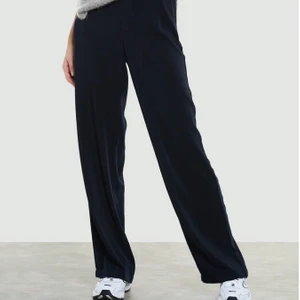 Kostymbyxor - Säljer dessa skitsnygga och sköna kostymbyxor från bikbok!! Säljer pga att de är för korta för mig, strl: 34 pris: 130 kr + frakt nypris: 300 kr💓 skriv för mer info!!