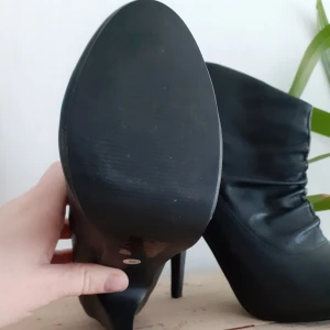 Stiljetklackar i läder  - Svarta stiljetkkackar i läder från nilsons. Knappt använda och med mkt klack kvar,  enstaka märken. 