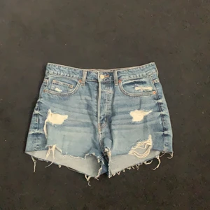 Jeansshorts  - Älskar dessa men har blivit förstora, snygga jeansshorts med perfekta slitningar