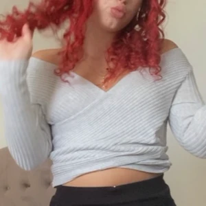 Grå tröja - Grå ribbad tröja från hm, får ej användning av den längre 🌺 xs passar S