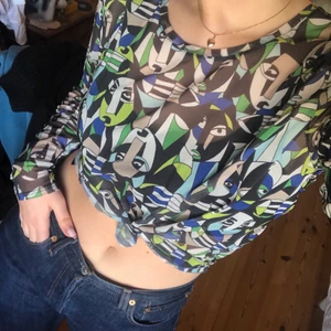 Groovy mesh topp  - Sååå cool mesh Picasso style långärmad tröja! Den kommer från Monki och har använts bara några gånger. 