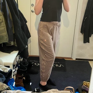 Mjukisbyxor från Adidas i stl 36 (S) knappt använda - Använda ca 2 gånger, som nya!