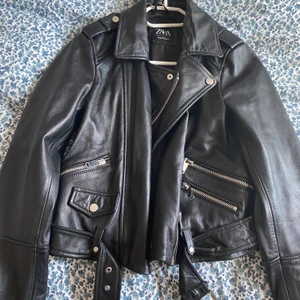 Skinnjacka- ZARA  - Tja! Säljer min skinnjacka från ZARA, storlek M. Använd ca en gång! 😘