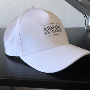 Armani keps - Armani keps som jag köpte för ett par år sedan, som nästan aldrig kommit till användning! Skicka gärna ett meddelande om ni har frågor! Bud givning ifall många är intresserade