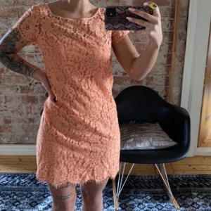 Jättesöt klänning - Jättesöt klänning i korall (första bilden visar färgen rätt) med skönt undertyg och fin blommig spets över. 699 nypris från MQ, aldrig använd