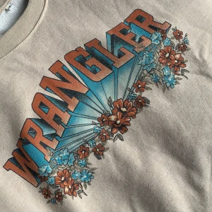 Wrangler tröja  - Ljusbeige wrangler crewneck!  Tyvärr ganska nopprig som dom lätt bli! Säljs inte längre, köpt för 600kr