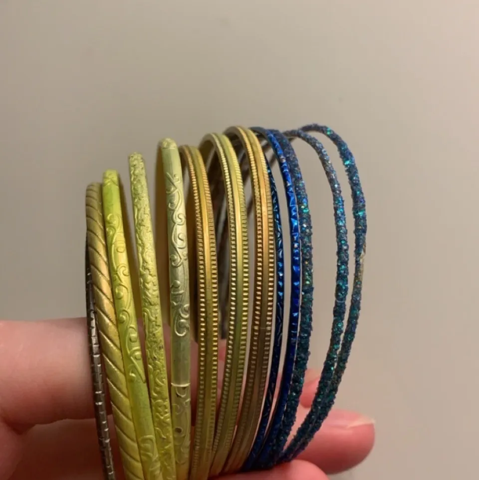 Metallarmband i olika färger. 3 st blå med glitter och tre i färgad metall = 25kr, 7 st gul/vit/brons = 35kr, en i silverfärgad metall ingår med valfri av de andra. Man behöver givetvis inte köpa alla och kan välja mellan de man tycker är snyggast. Rabatt om man köper flera set. Accessoarer.