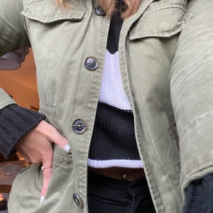 Grön vår jacka - Säljer denna snygga vår jacka i storlek 36. Inga skador eller fläckar, säljer för 150kr + frakt 💕