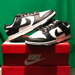 Nike dunk Low White/Black - Nike Dunk Low White/Black Pris: 2099kr + frakt Ta båda för 4000kr + frakt Skick: 10/10 Helt ny! DS EU 42 US 8.5 EU 43 US 9.5 Box och All OG medföljer samt kvitto 99kr frakt eller meet up i Stockholm Skriv privat för frågor och liknande :)