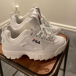 Fila Disruptor Low Wnm Strl 37 - Använt ca 1 månad. Lite norpiga inuti, ena snöret saknar den där plastbiten. Strl 37. Tyvärr lite för små för mig trots min vanliga storlek. Passar nog bättre för dem som har strl 36. Köpare betalar frakten :) Bor du i Mora så kan vi mötas upp.
