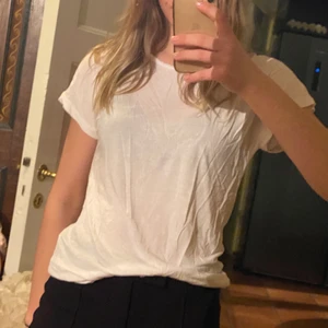 Mjuk bas T-shirt - Säljer denna supermjuka vita bas T-shirt. Något större i storleken. Frakt tillkommer 