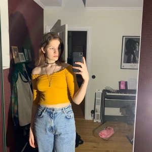 Gul långärmad tröja  - Begagnad gul tröja, skön på sommaren då den är ganska tunn. Dock inte genomskinlig, det funkar att inte ha bh i den om man, som jag, inte har jättestor byst. Väldigt skön och fin, passar till både jeans och tights