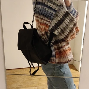 Liten ryggsäck - Säljer denna coola oanvänd mini ryggsäcken (Fejk läder). Om frakten kostar mindre betalar jag tillbaka skillnaden 😘