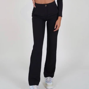 Raka kostymbyxor  - Säljer raka svarta kostymbyxor från Venderby’s då de är för korta för mig (172cm). Storlek M men liten i storleken 