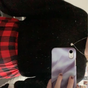 Stickad tröja från hm - Stickad tröja från hm. Väldigt kort och ganska liten för att vara L. Använd men fint skick. Fler bilder kan fås mot intresse 