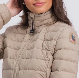 Parajumper - Säljer beige äkta parajumper med kvitto, kom inte med några skambud, är lite smutsig bara men går säkert tvätta bort därav priset, annars mycket fint skick. Storlek 170 = xs, s