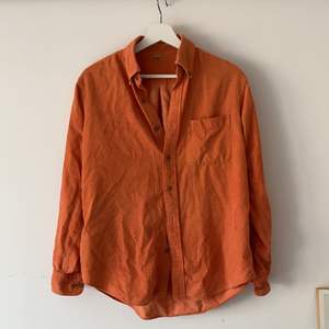 En favorit som tyvärr bara hänger nu 😭 världens mjukaste, finaste orangea manchesterskjorta! 
