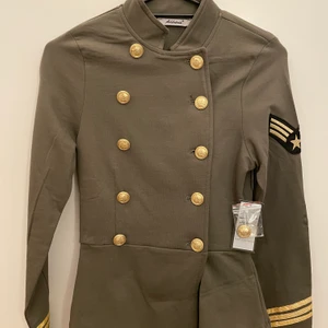 Blazer/jacka - Fin blazer med guld knappar i khaki grön ny aldrig använd med prislapp kvar