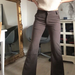 Grå/bruna kostymbyxor  - Världens finaste låg/mellanmidjade kostymbyxorna som är köpta här på plick men tyckte tyvärr de var något korta på mig :( Står M i byxorna men skulle mer säga XS/S (andra bilden är lånad) budgivning pågår till onsdag 10/3 23.59