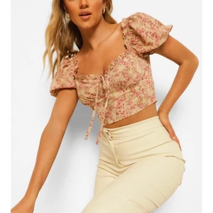 Jätte söt top - Jätte söt top från Boohoo. Helt perfekt till sommaren eller våren. Aldrig använd, prislapp finns kvar. Passar S och stor XS kan säkert passa liten M. 