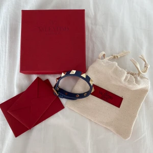 Valentinoarmband  - Marinblått nitarmband från valentino, guldiga nitar! Superfint skick