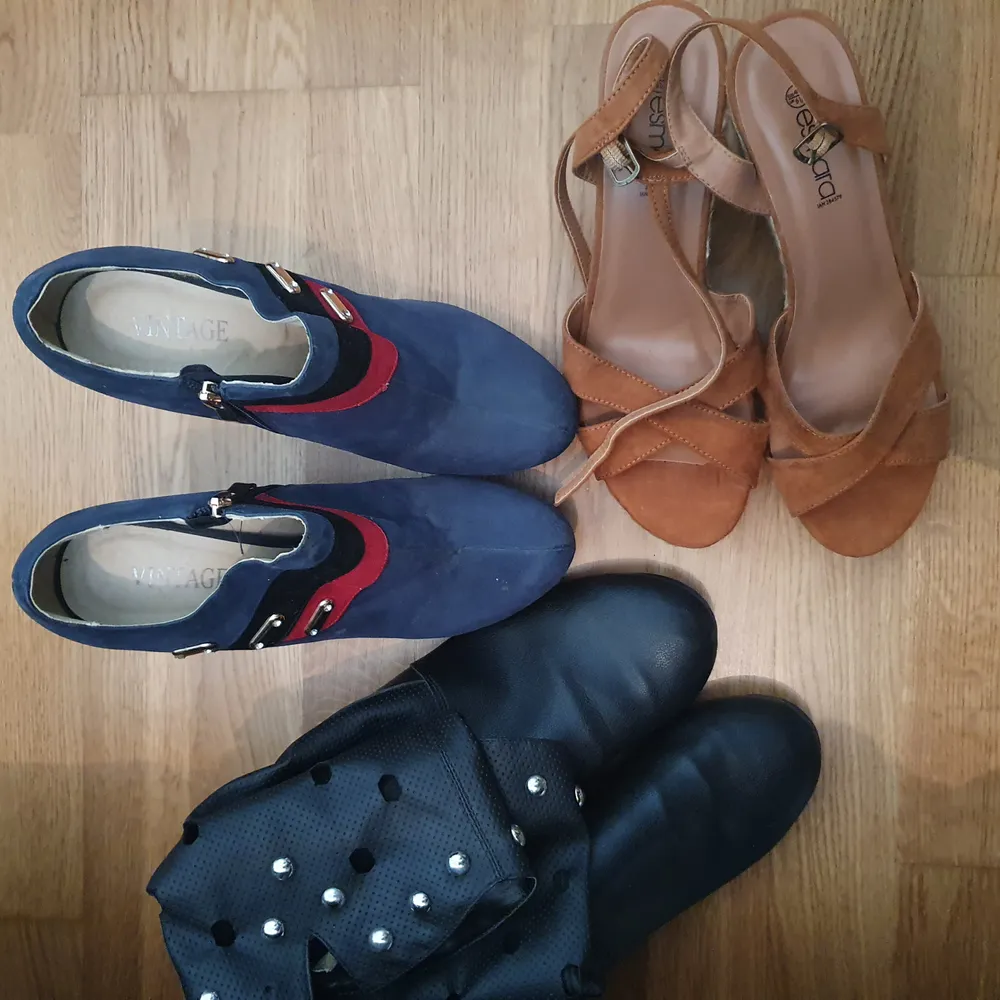 Jag säljer mina skor, sandalerna är aldrig använt,  blåa klakar använt endast 2 ggr, och svarta boots ett par gånger.  Alla är I bra skick,  jag säljer dem för att  dem har bliför små.. Skor.