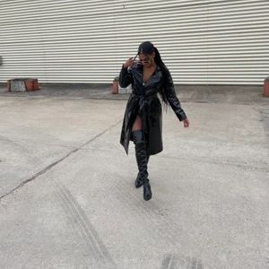 Svarta lack klackar  - Säljer dessa super coola klackarna i lack material. Använda men fortfarande i bra skick, finns lite repor på skorna. Kan skicka fler bilder om intresserad. Köparen står för frakten 💙🦋