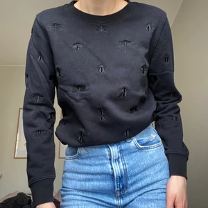 Crocker - HELT NY🌟 college tröja i strl S. Märket är crocker och är köpt på JC. Är småkryp inbroderat på tröjan😊