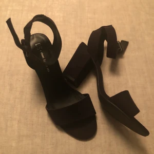Skor - Högklackade skor använda vid ett fåtal tillfällen.
