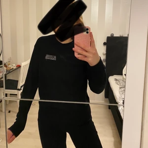 Tröja  - Jätte fin tröja med ett coolt tryck på ryggen! Nästan aldrig använd så i jätte bra skick 