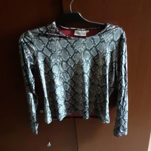 segal strl m  - En ormmönsrtad tröja 50% polyester 40%nylon  10% spandex  . Använd några  gånger men bra skick 