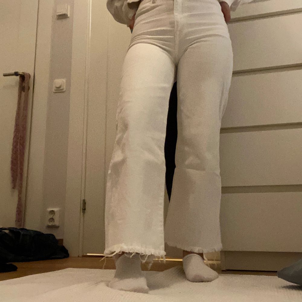 Säljer vita culotte  jeans från hm. Tycker de är något korta på mig som är 155cm men framhäver ens former. Är i nyskick🥰 passar mig som har w25. Jeans & Byxor.